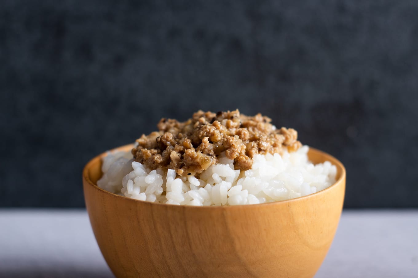 這張圖片是來自"旅居漁村"網站的適合寶寶食用的 寶寶肉燥 -鮪魚肉燥，是一款優質的寶寶副食品推薦。肉燥口感鮮美，使用順億鮪魚製成，加入少量豬頰肉提升口感，並且經過精心熬製後，味道更加濃郁。這款肉燥是為了寶寶的健康飲食而特別設計的，是一個健康、美味的寶寶副食品選擇。如果你正在尋找寶寶副食品推薦，這款 寶寶肉燥 絕對是一個值得考慮的選擇。