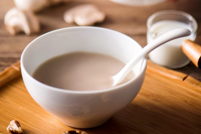 寶寶濃湯-奶油蘑菇堅果濃湯，來源旅居漁村。此圖片呈現了一碗適合寶寶飲用的濃郁蘑菇湯，內容包括新鮮的蘑菇和無鹽奶油