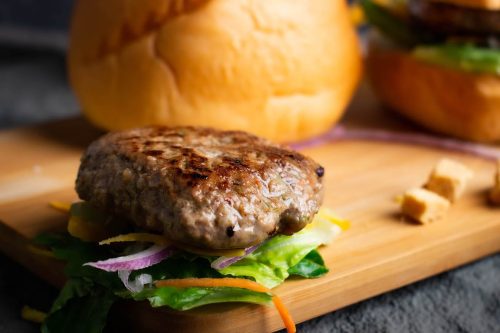 專為寶寶設計的牛肉漢堡排，金黃酥脆的煎炸外皮，搭配新鮮生菜沙拉，盡顯健康美味